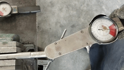 Turning the torque gauge handle to the opposite side to measure torque in reverse direction