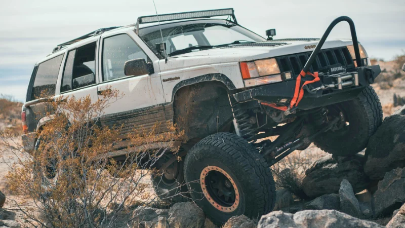 Jeep rock crawling