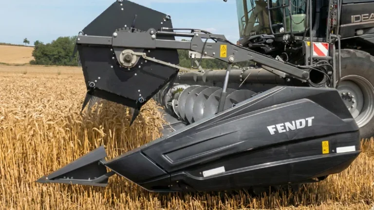 Combine harvester grain header - ree, auger, cutterbar, and crop divider