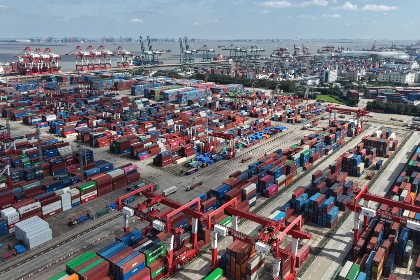 旺季撞上地缘政治与天气扰动,海运费率飙升——每周工业新闻来源配图